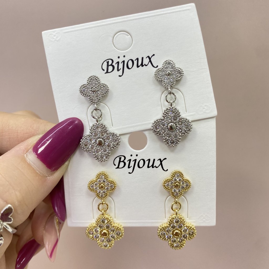 Brinco Bijoux fina modelo flor da sorte cravejada duo pendurada ✨