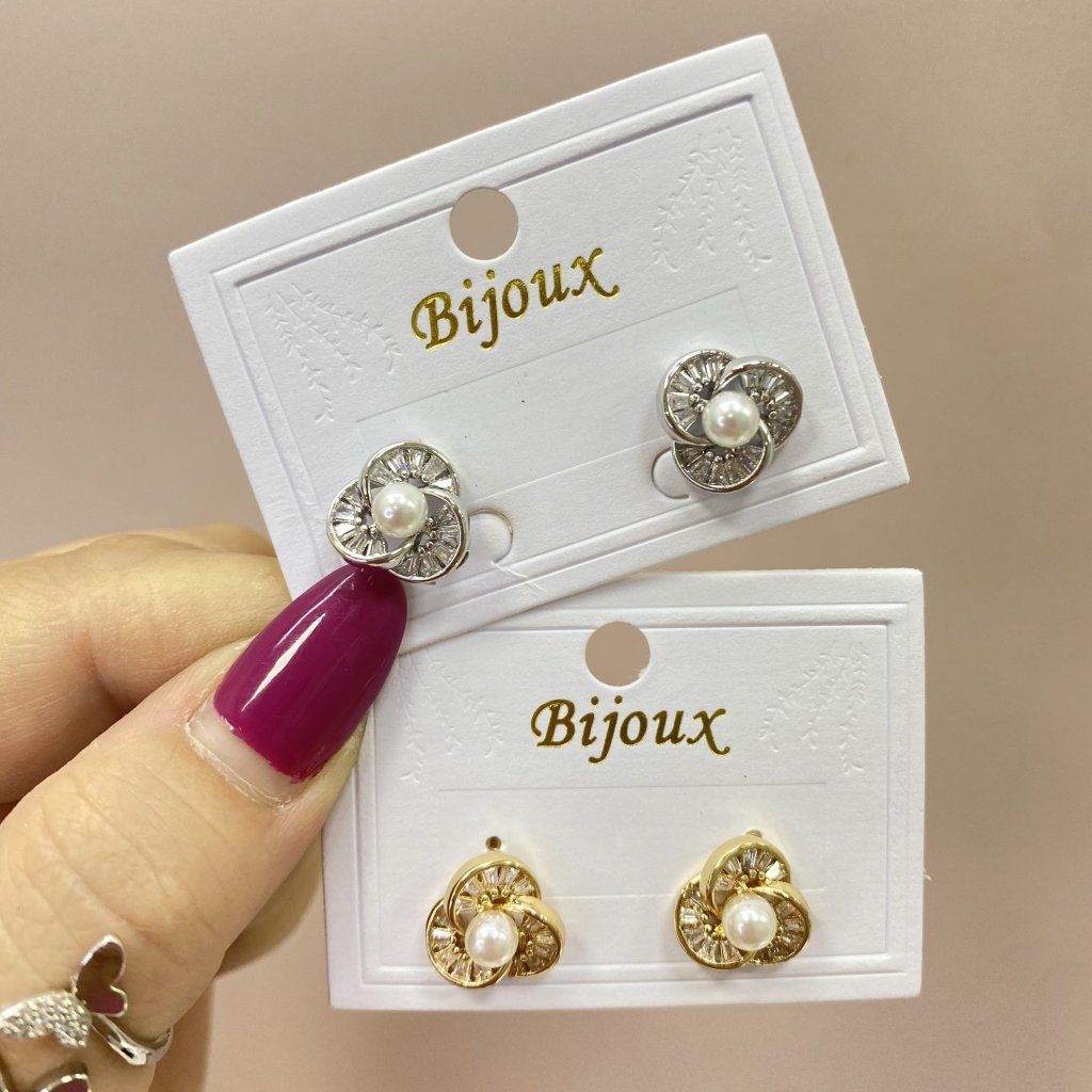Brinco Bijoux fina modelo detalhado e cravejado com pérola ✨