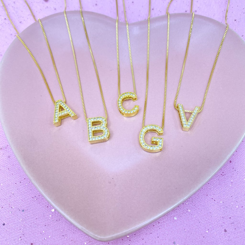 Colar folheado dourado letra cravejada (TAM pequeno) ✨