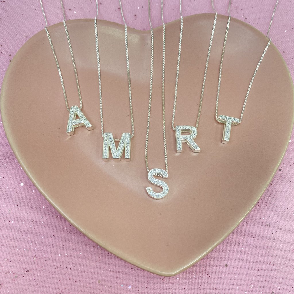 Colar prata folheado letra cravejada (TAM pequeno) ✨