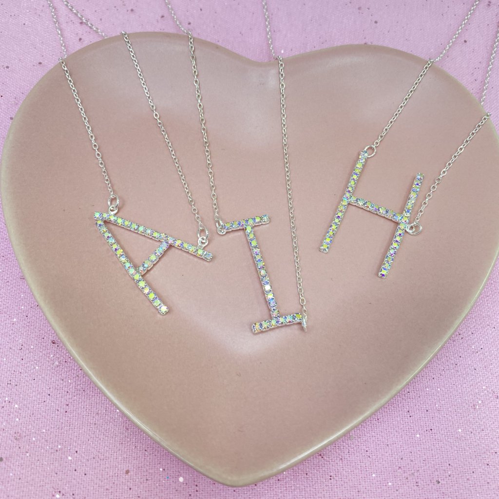 Colar prata folheado letra cravejada furta cor ✨