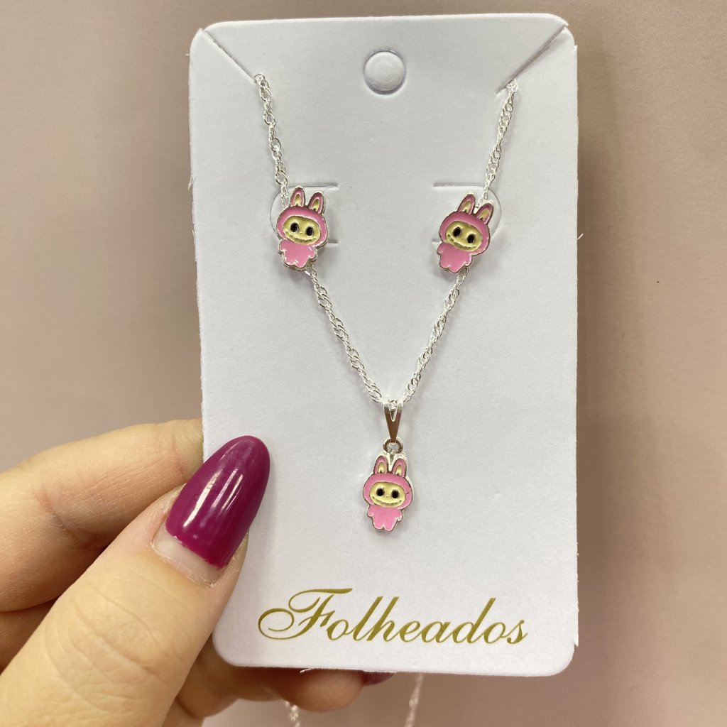 Conjunto prata folheado colar e brinco Labubu rosa ✨