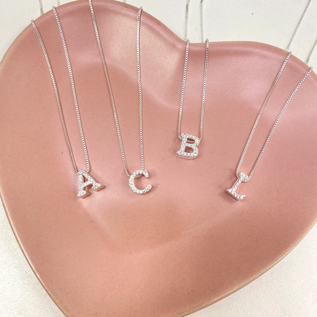 Colar prata folheado Letra cravejada (mini) ✨