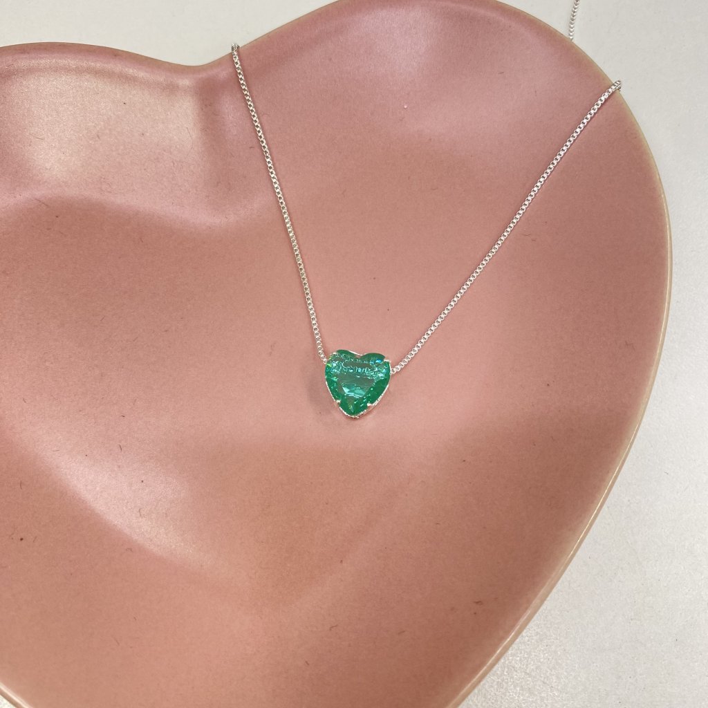 Colar prata folheado fio persiana e ponto de luz coração verde ✨