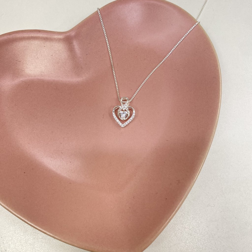 Colar prata folheado fio persiana e pingente coração detalhado ✨