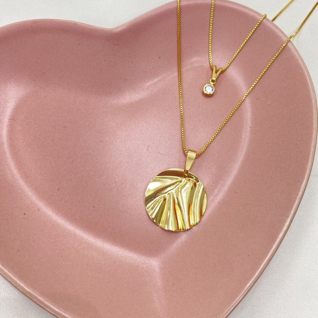 Colar duo dourado folheado medalha amassada detalhada e mini ponto de luz ✨
