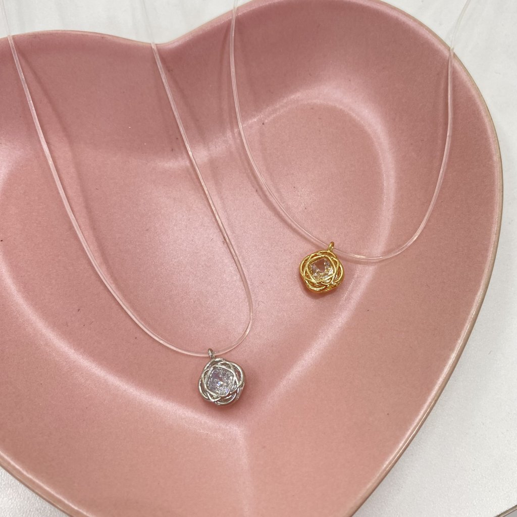 Colar em fio de nylon ponto de luz todo em detalhe ✨