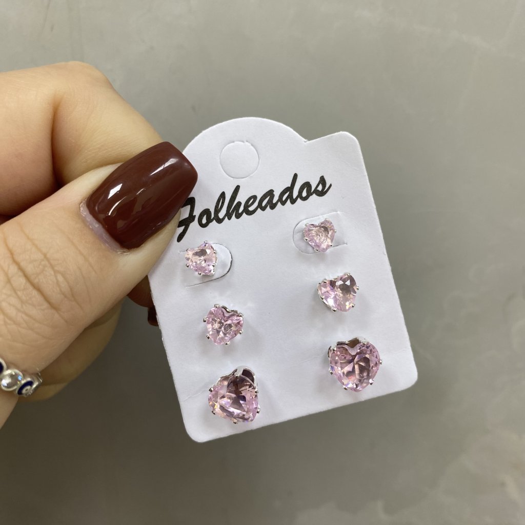 Trio de brincos prata folheado coração rosa claro ✨