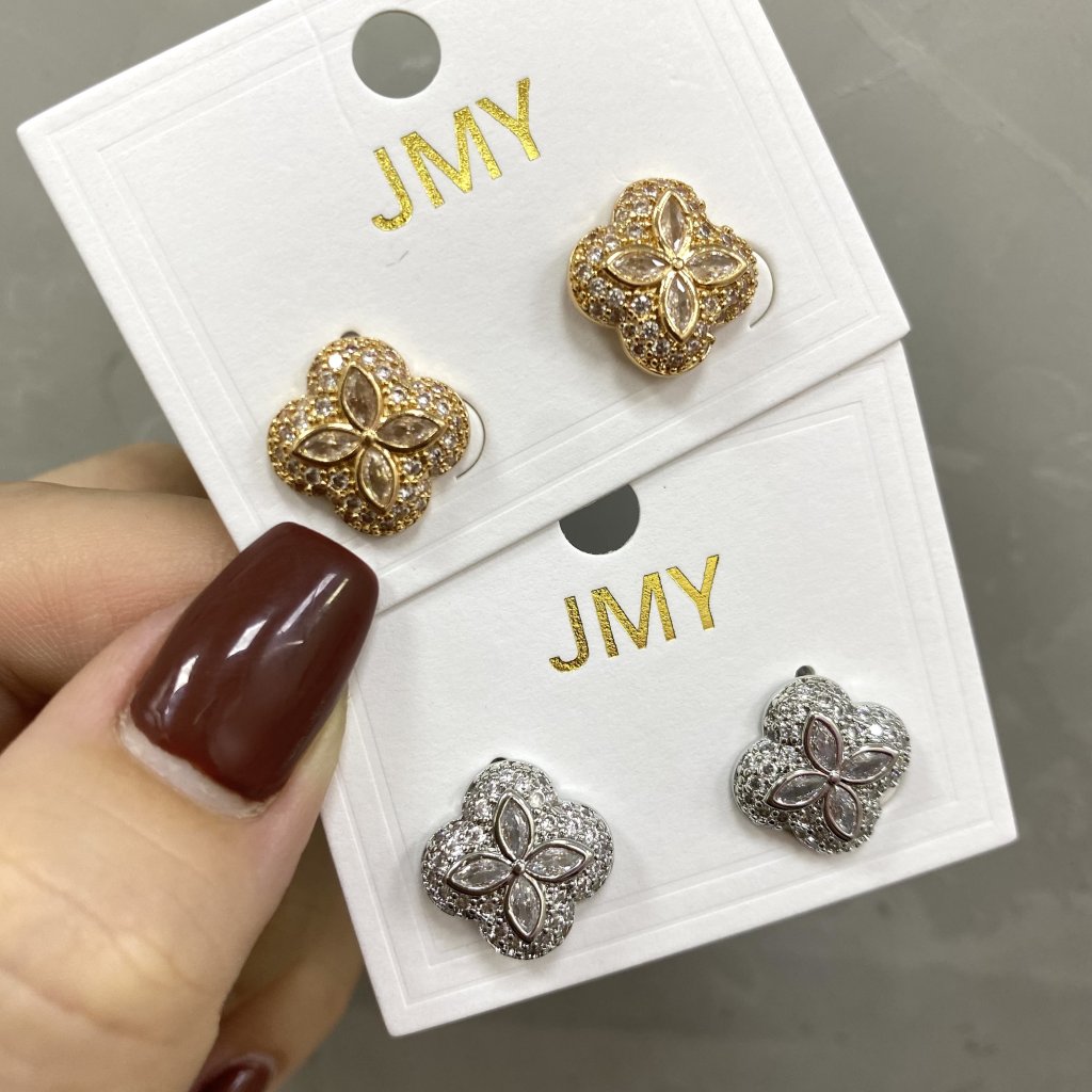 Brinco bijoux fina modelo trevo da sorte cravejado e flor ✨