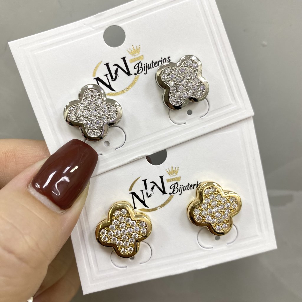 Brinco bijoux fina modelo trevo da sorte cravejado ✨