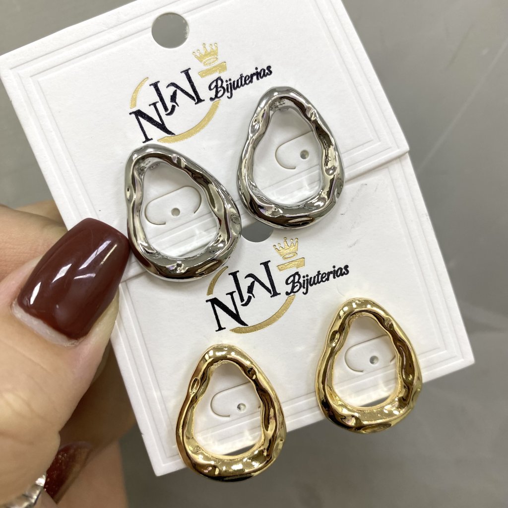 Brinco bijoux fina modelo oval detalhado ✨