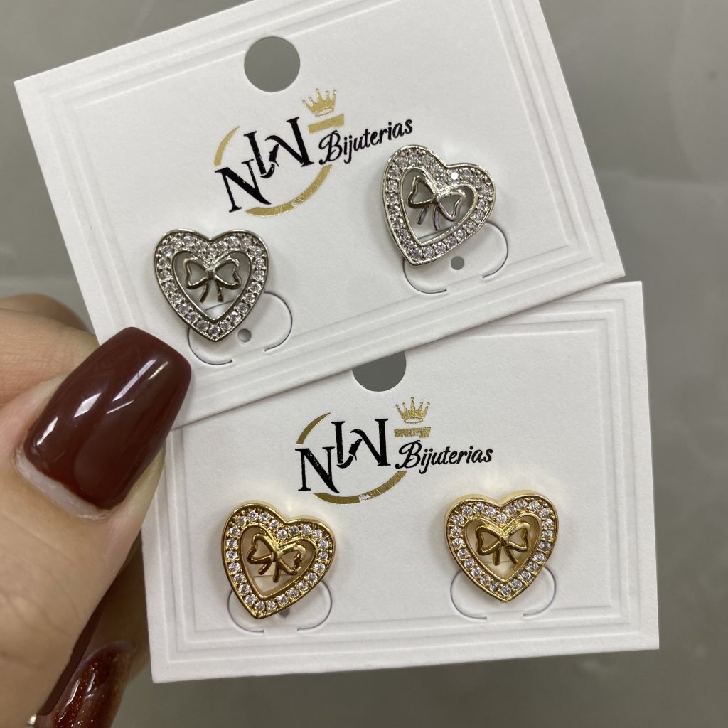 Brinco bijoux fina modelo coração cravejado e laço ✨