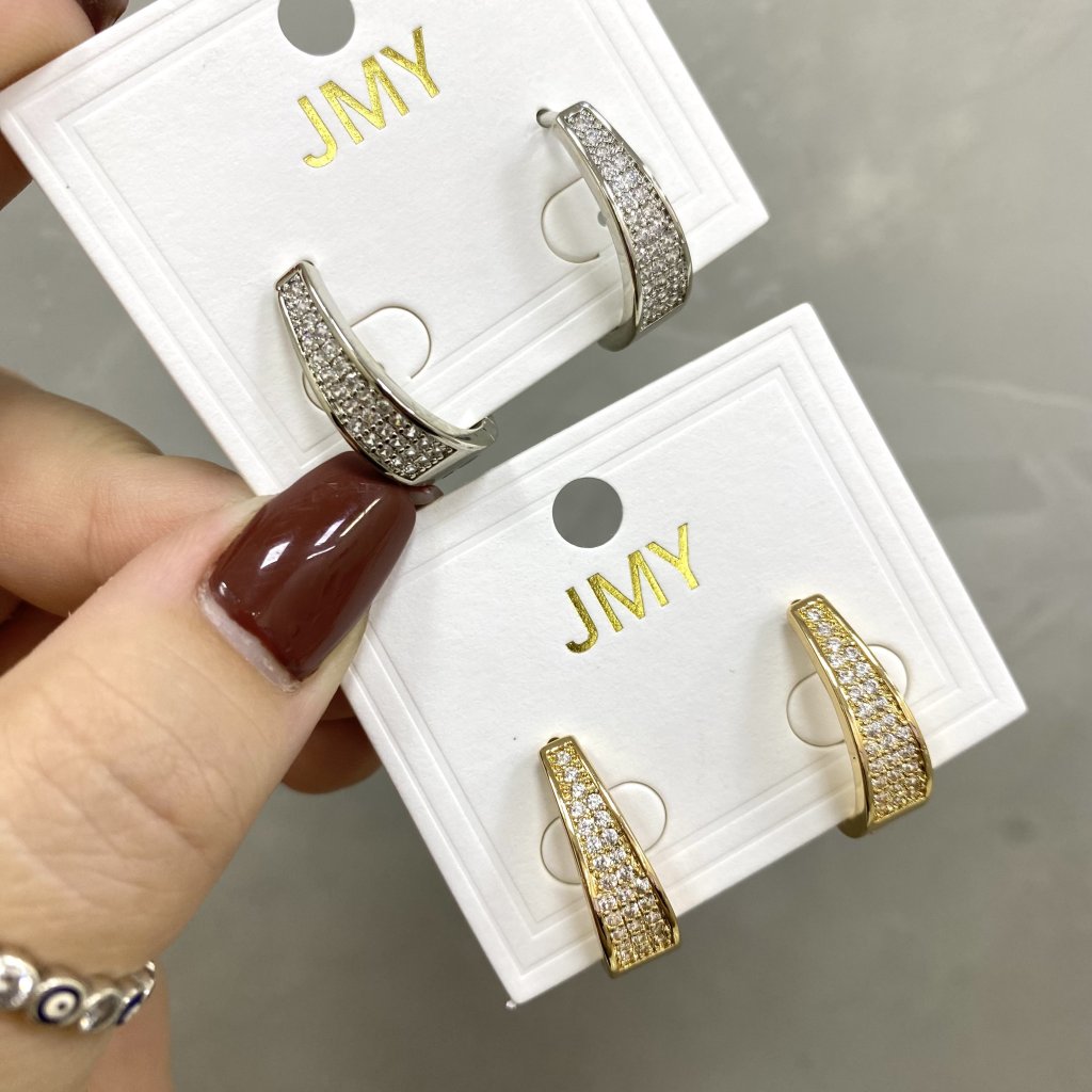 Argola bijoux fina modelo oval e cravejado ✨