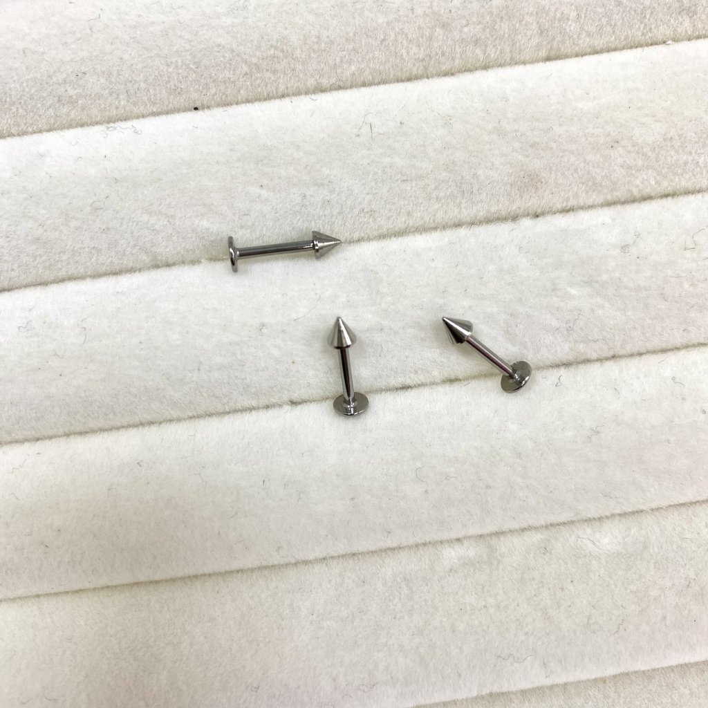 Piercing para trágus em aço inox modelo pontiagudo ✨