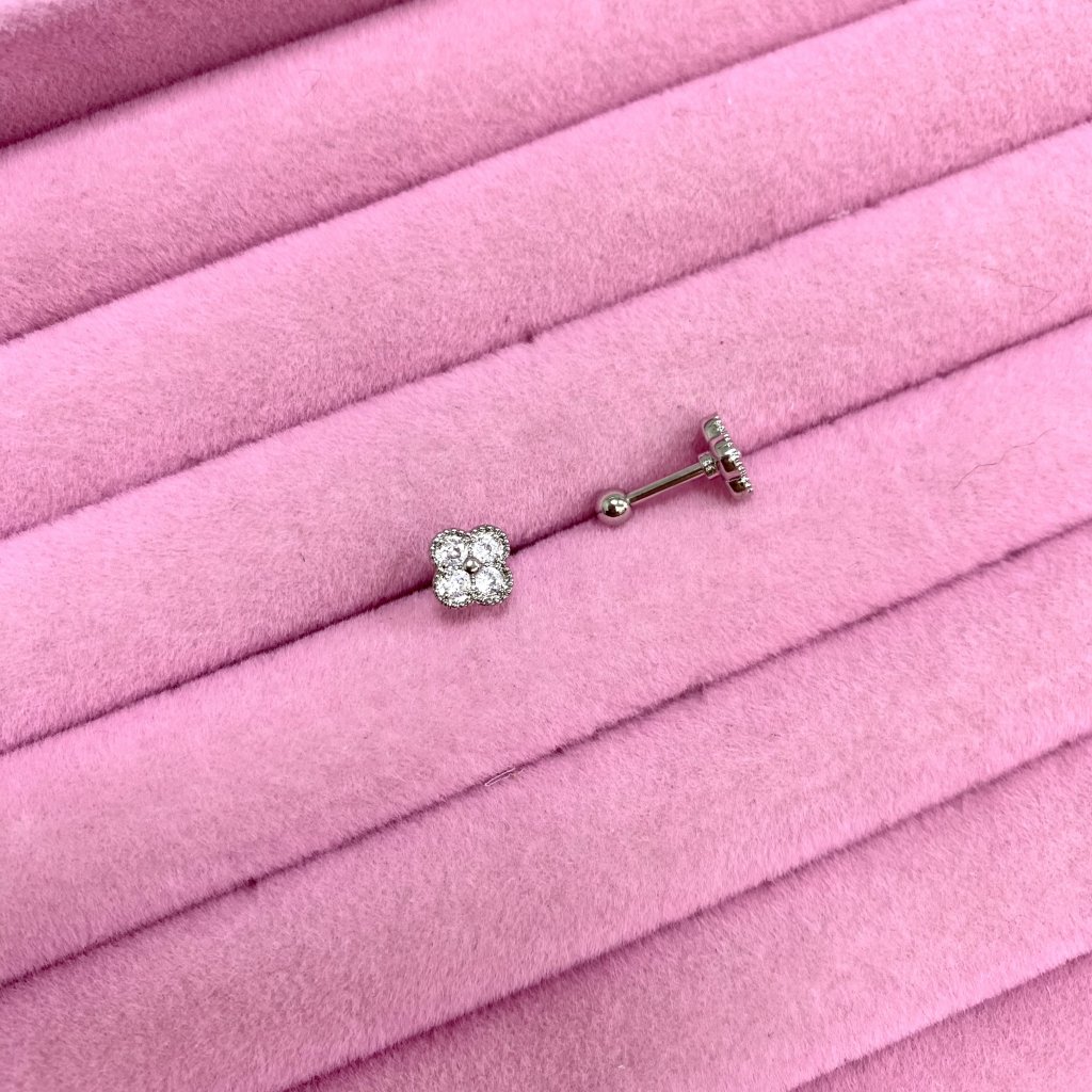 Piercing aço inox flor da sorte cravejado ✨