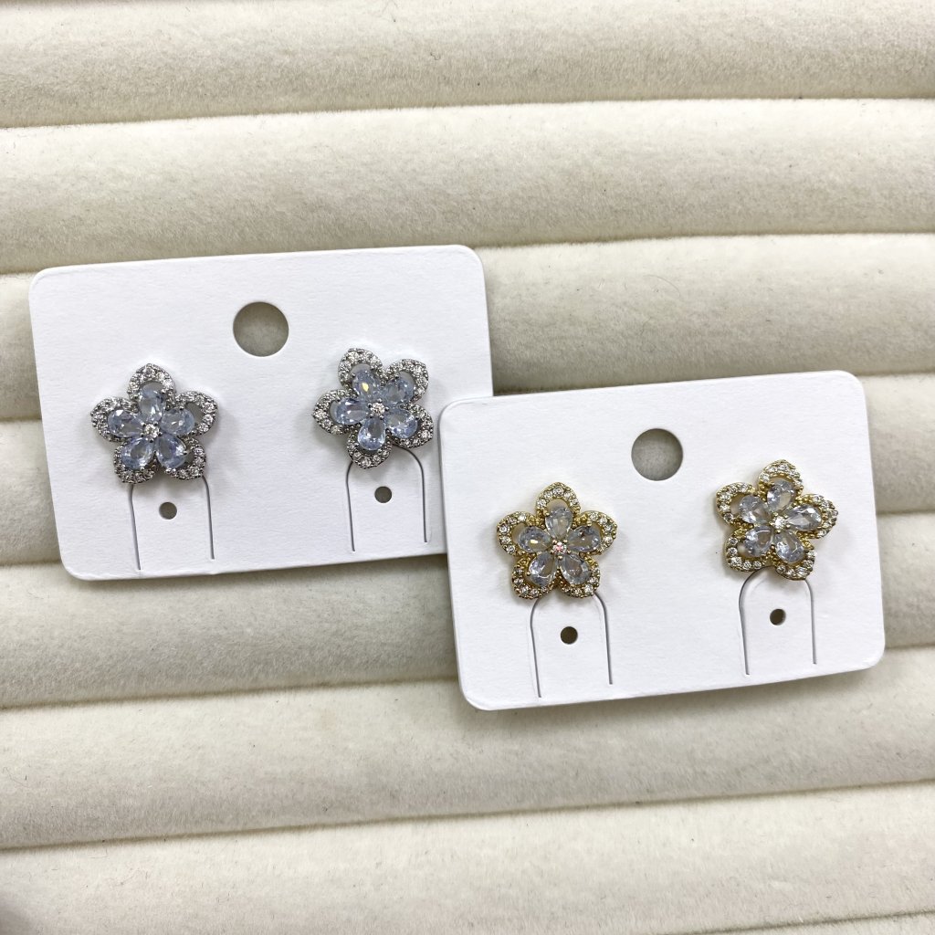 Brinco bijoux fina modelo flor cravejada e com pedrinha ✨