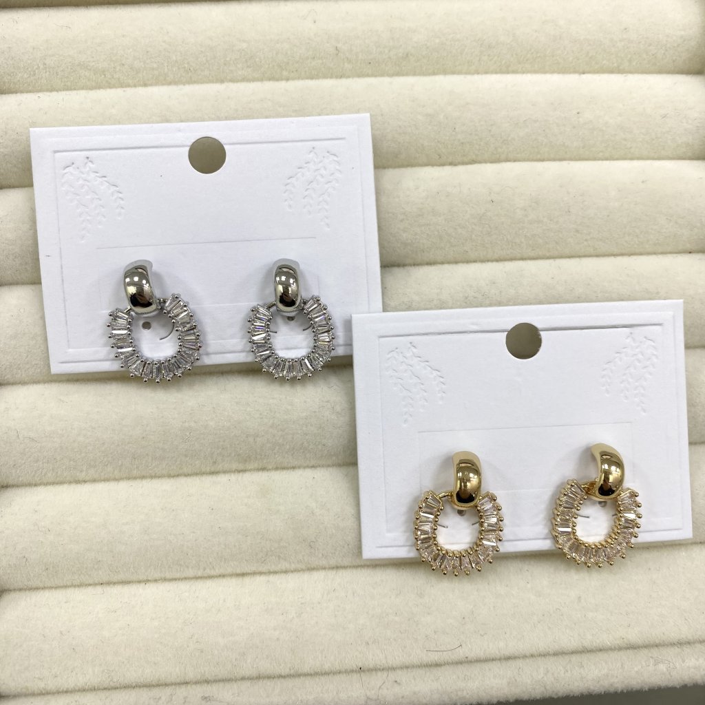 Brinco bijoux fina modelo oval cravejado ✨