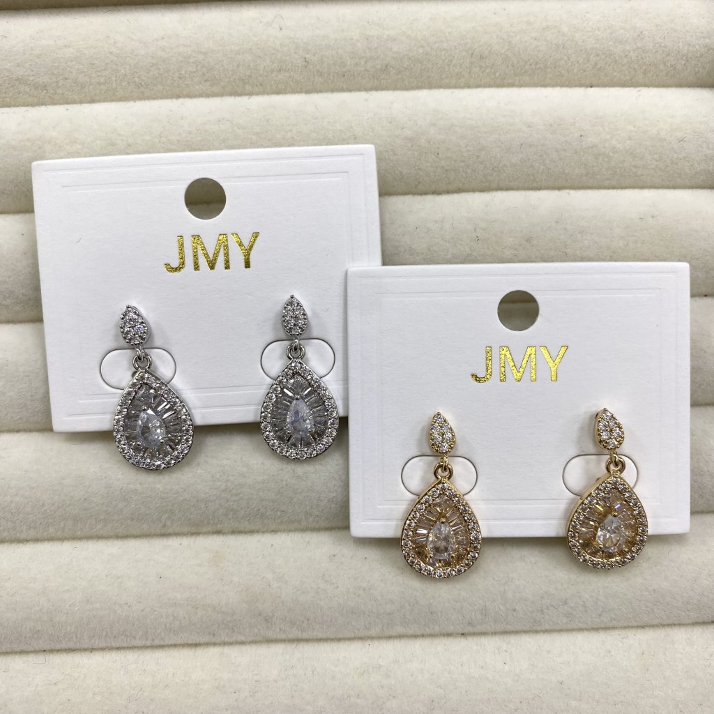 Brinco bijoux fina modelo gota cravejada (pendurado) ✨
