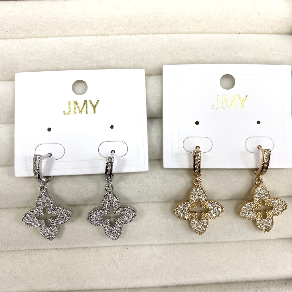 Brinco bijoux fina modelo flor da sorte cravejado (pendurado) ✨