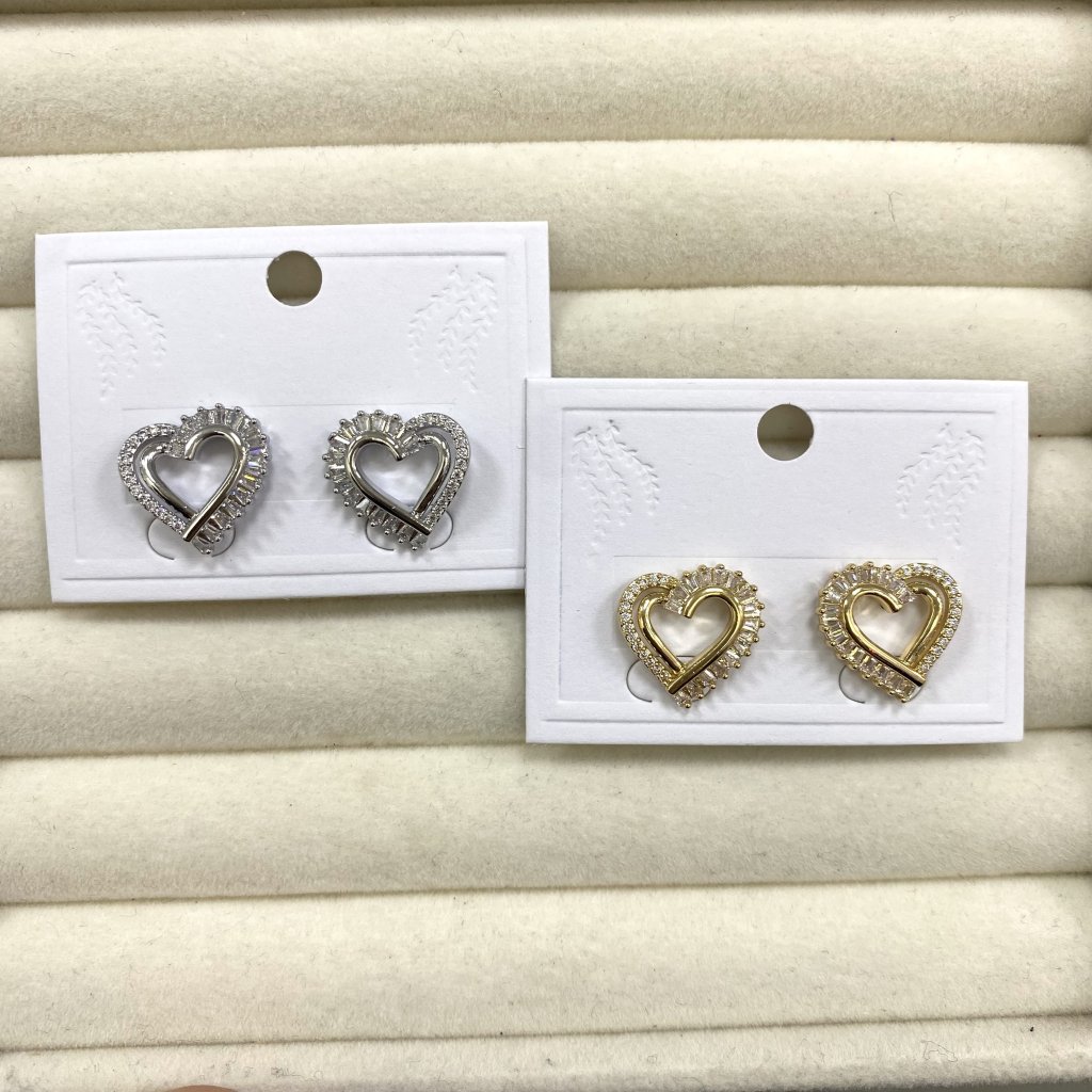 Brinco bijoux fina Modelo coração cravejado e pedraria fina ✨