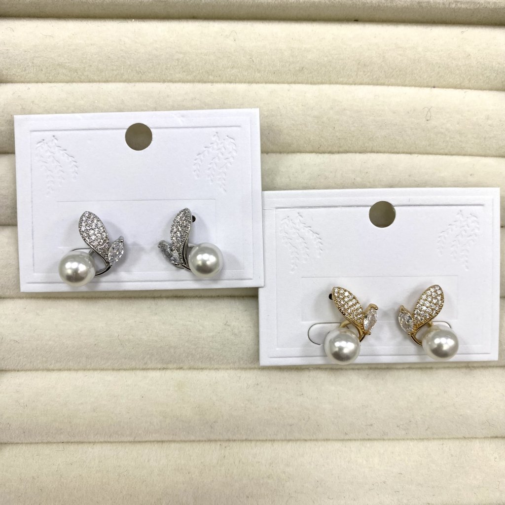 Brinco bijoux fina Modelo ponto de luz e flor da sorte cravejado ✨