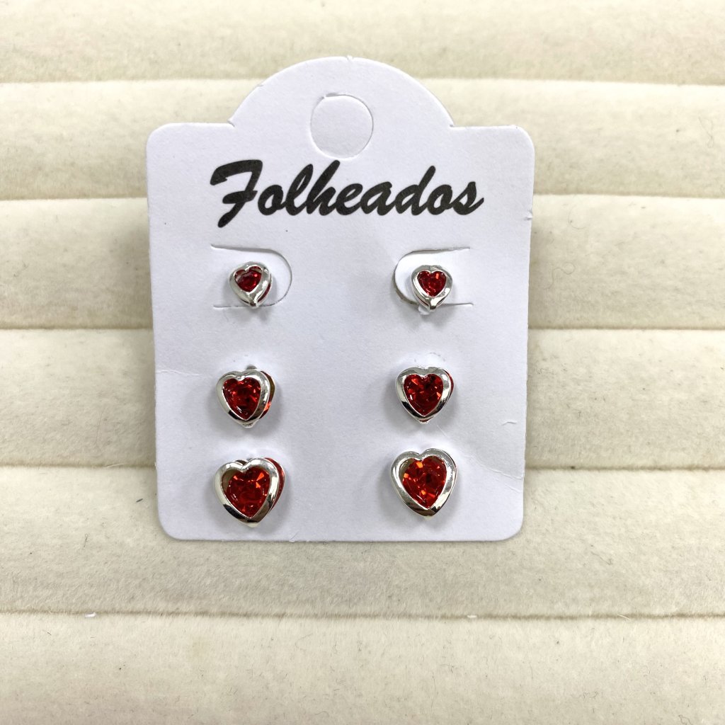 Trio de brincos prata folheado coração com ponto de luz vermelho 🖤