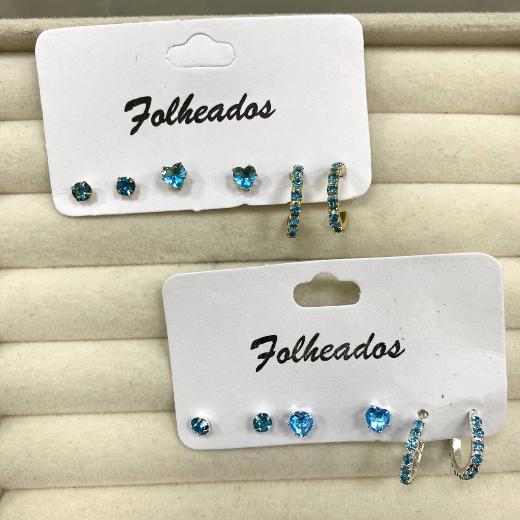 Trio de brincos folheado mini ponto de luz, coração e argolinha cravejada azul claro 🩵