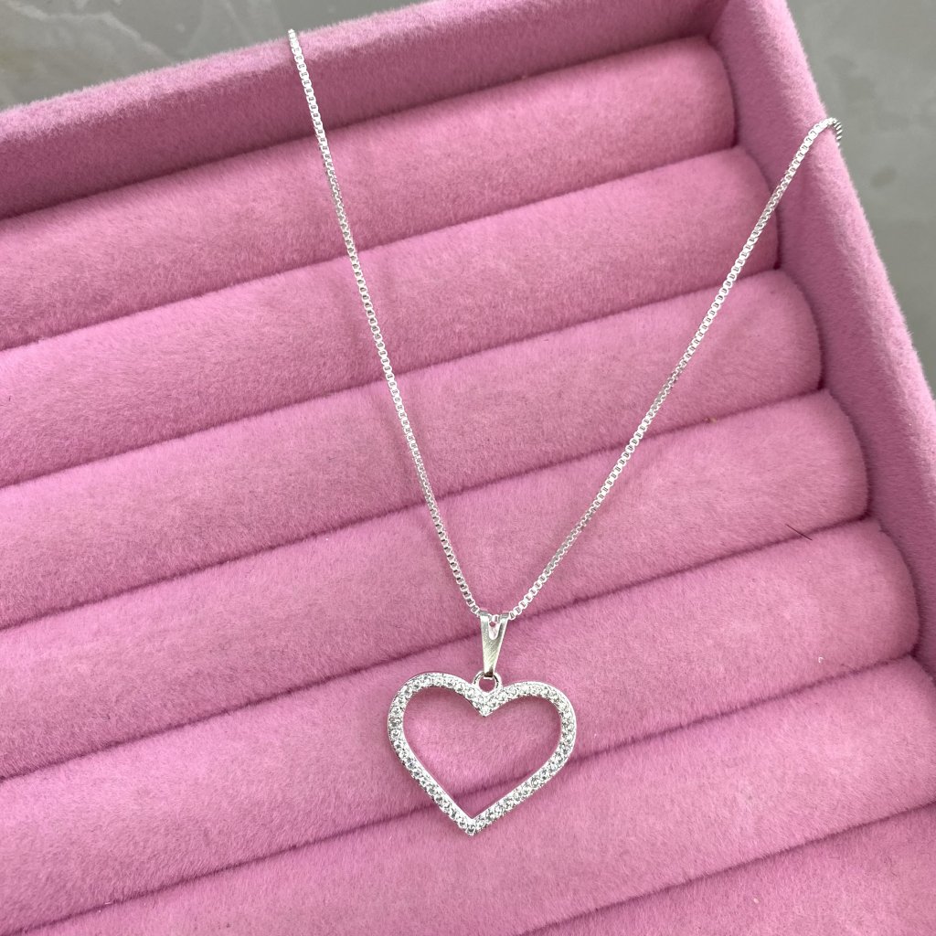 Colar prata folheado pingente coração cravejado ✨
