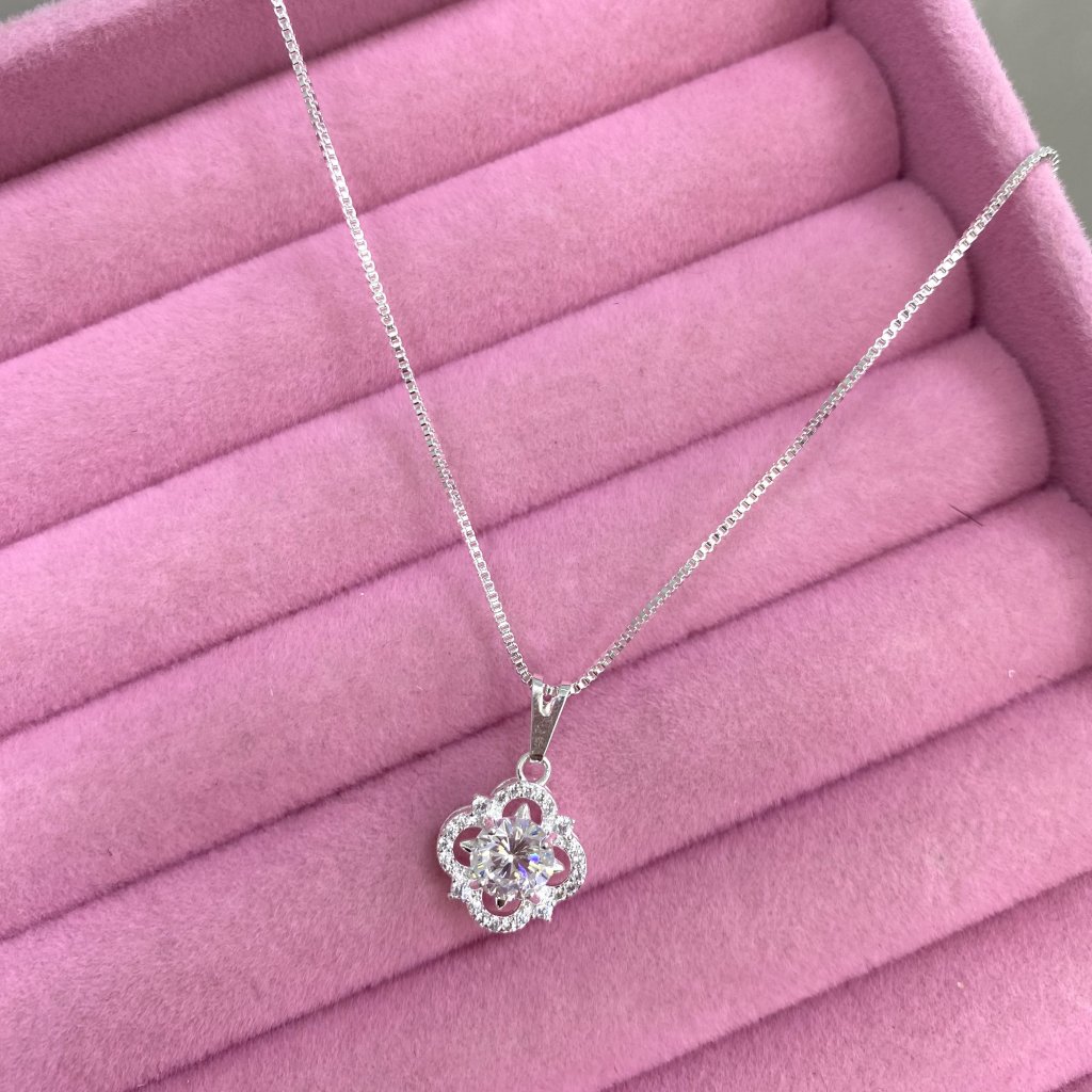Colar prata folheado pingente flor da sorte ponto de luz ✨