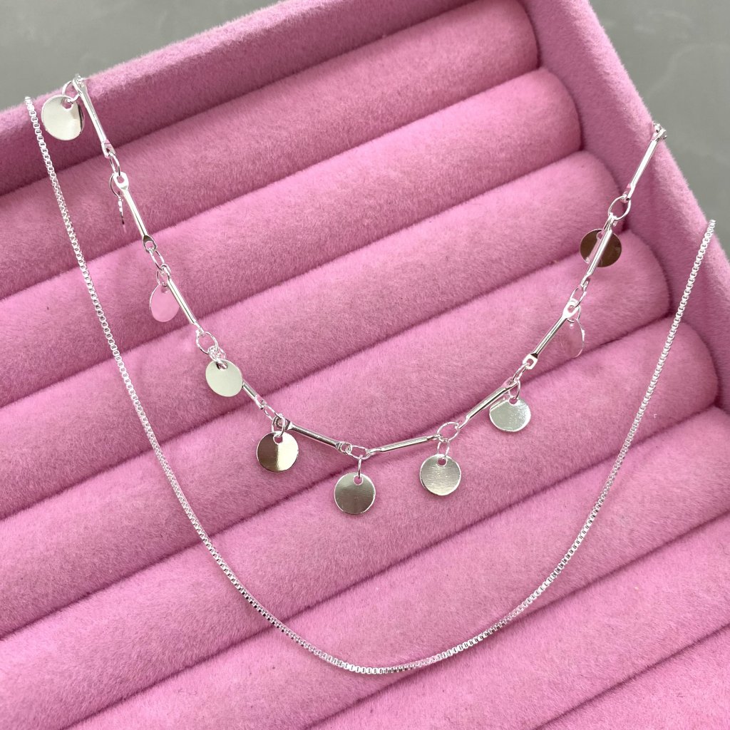 Colar duo prata folheado fio mini medalhas pendurada e fio fino ✨
