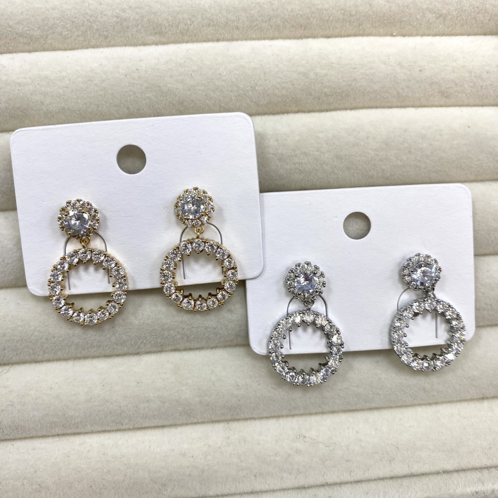 Brinco bijoux fina Modelo ponto de luz e argola cravejada ✨