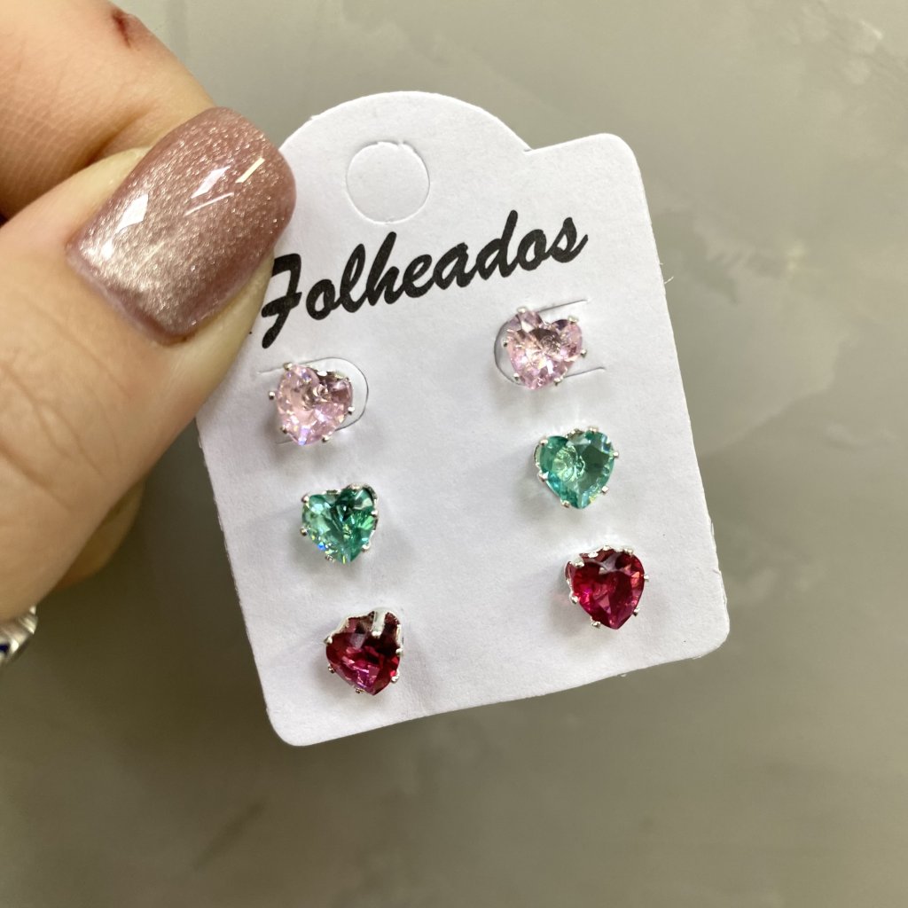 Trio de brincos prata folheada coração rosa, verde e vermelho ✨