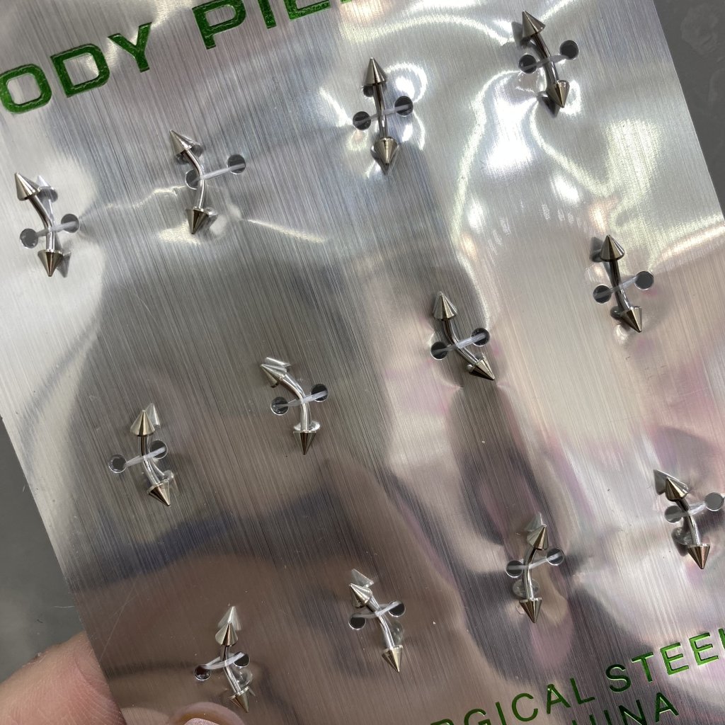 Piercing curvo bananinha spike para sobrancelha em aço inox ✨