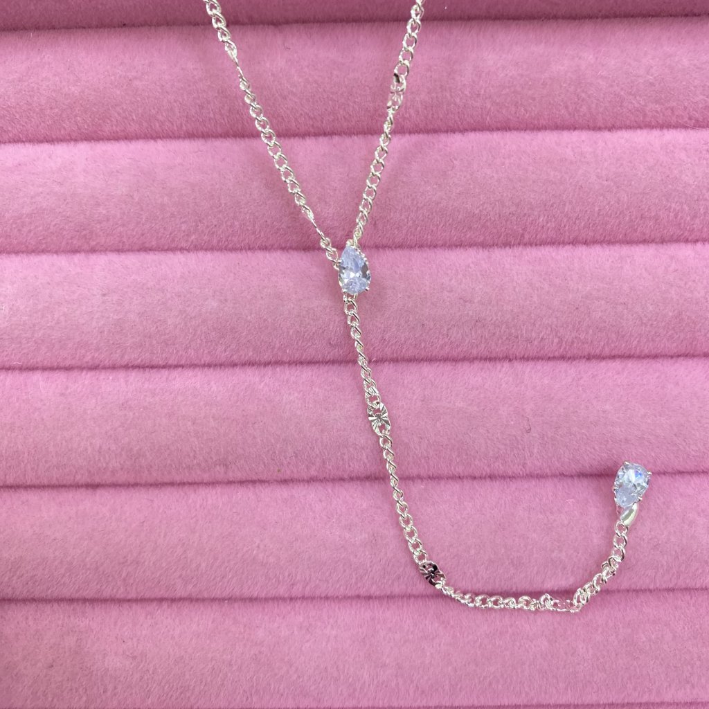 Colar prata folheado estilo gravata com pingo de luz ✨