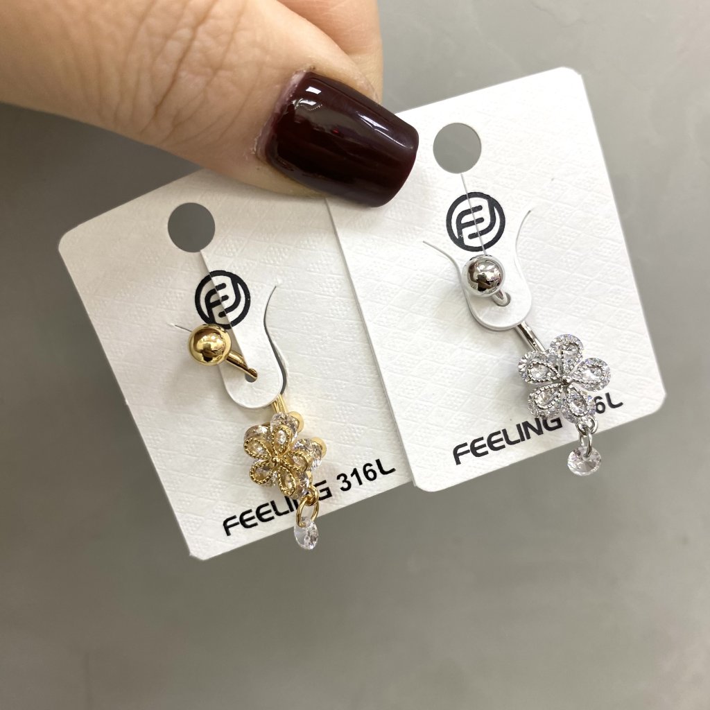 Piercing mini ponto de luz pendurado e flor cravejada ✨