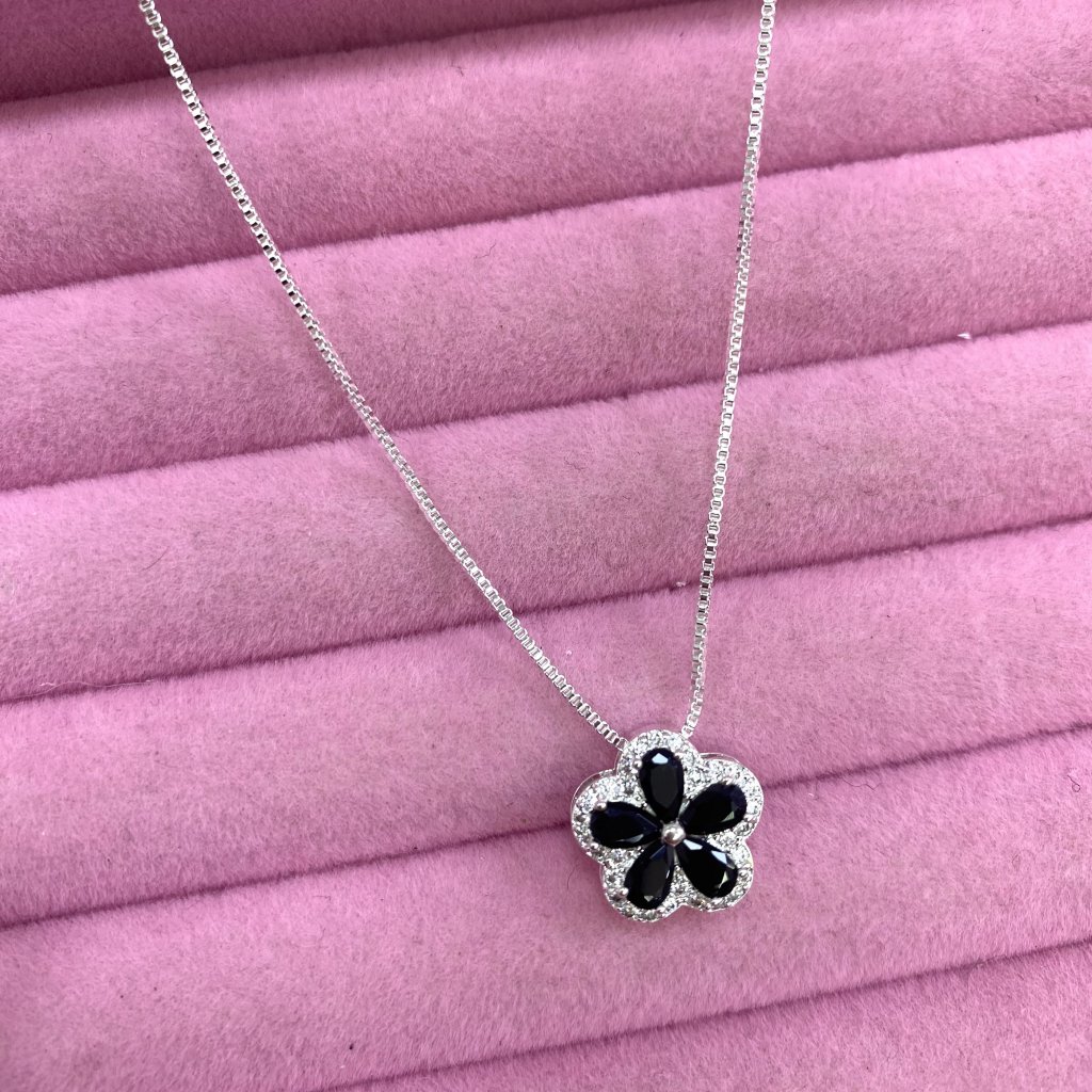 Colar prata folheado pingente flor preta cravejada ✨
