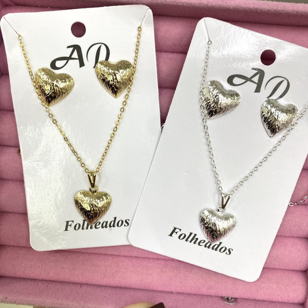 Conjunto colar e brinco folheado coração detalhado ✨
