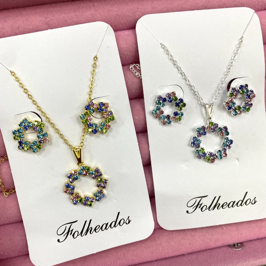 Conjunto colar e brinco folheado modelo círculo cravejado pedrinhas colorida ✨