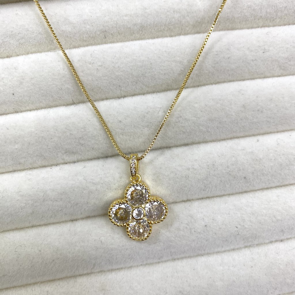 Colar folheado dourado pingente Flor da sorte cravejado ✨