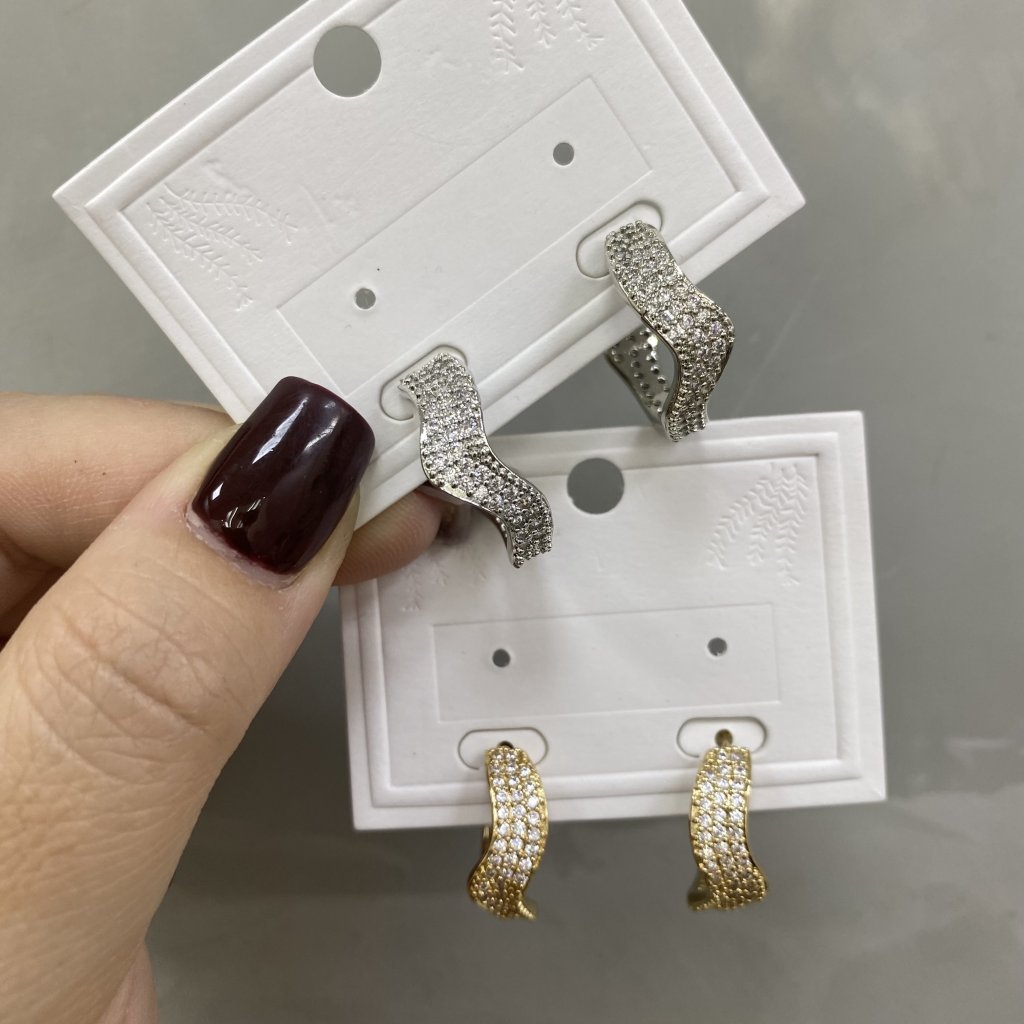 Brinco bijoux fina Argola ondulada cravejada ✨