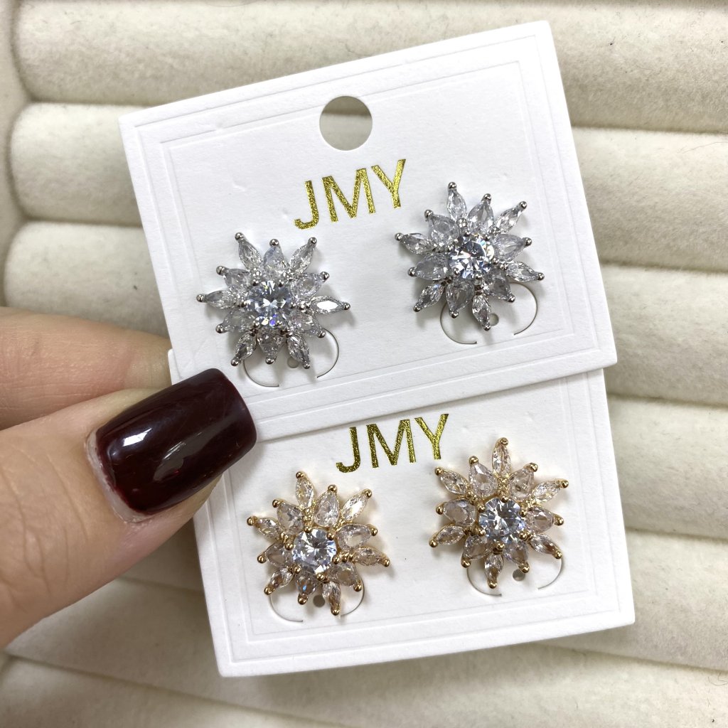 Brinco bijoux fina modelo flor toda em pedraria branca ✨