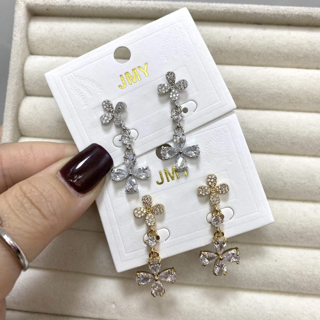 Brinco bijoux fina Modelo flor cravejado e flor em pedraria (tamanho médio) ✨