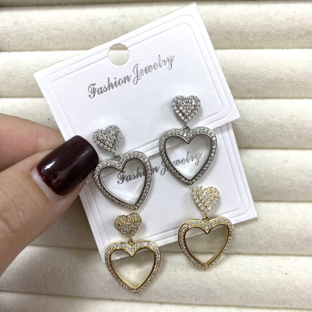 Brinco bijoux fina modelo coração cravejado e coração pendurado ✨