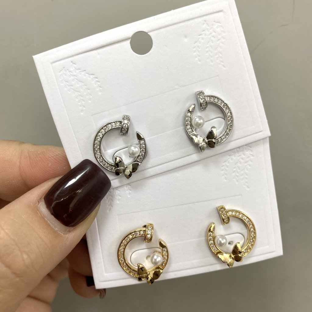 Brinco bijoux fina modelo argola cravejada e mini borboleta 🦋 