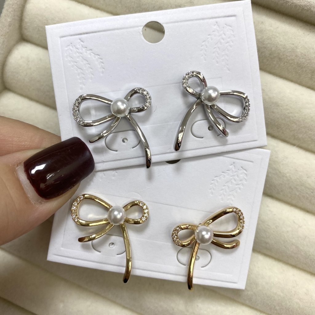 Brinco bijoux fina Modelo Laço e mini pérola ✨