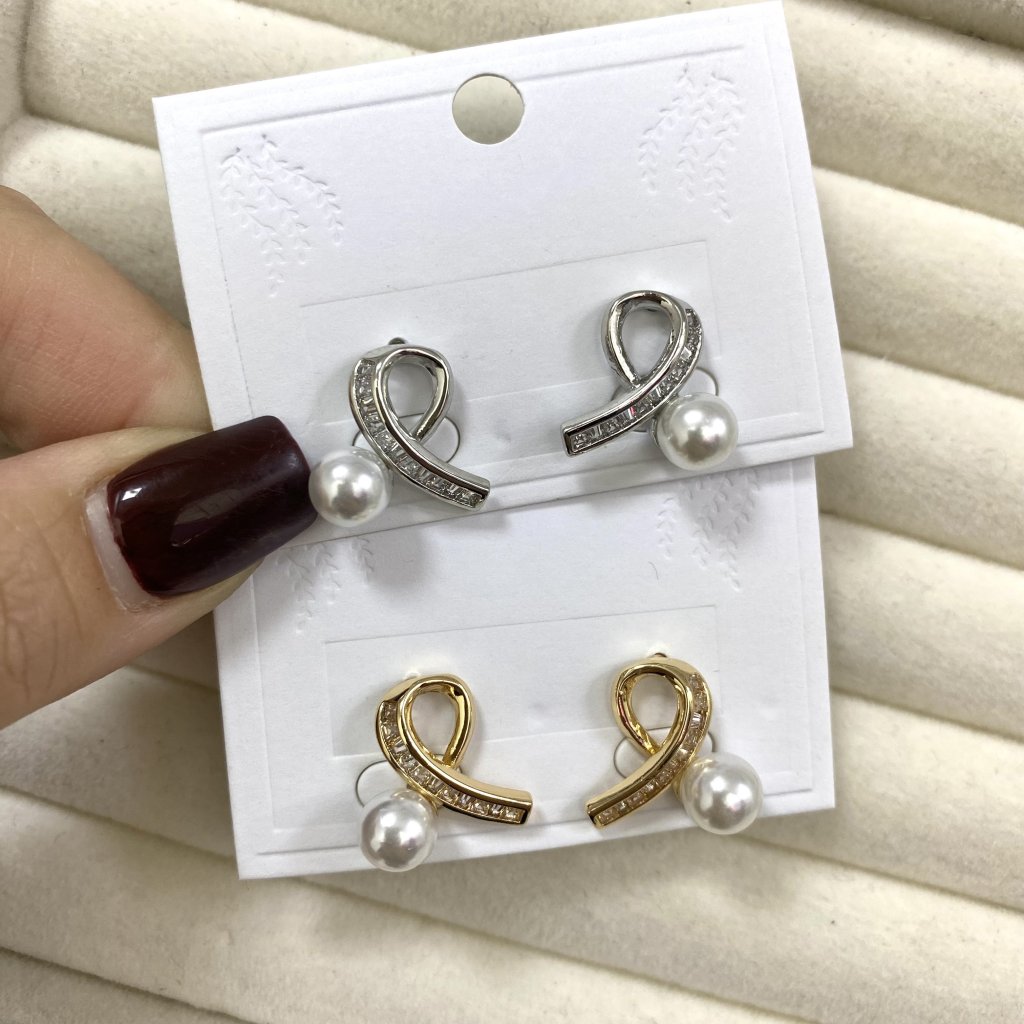 Brinco bijoux fina modelo laço cravejado e pérola ✨
