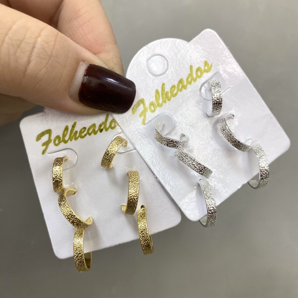 Trio de brincos folheado modelo argola detalhada fosca ✨