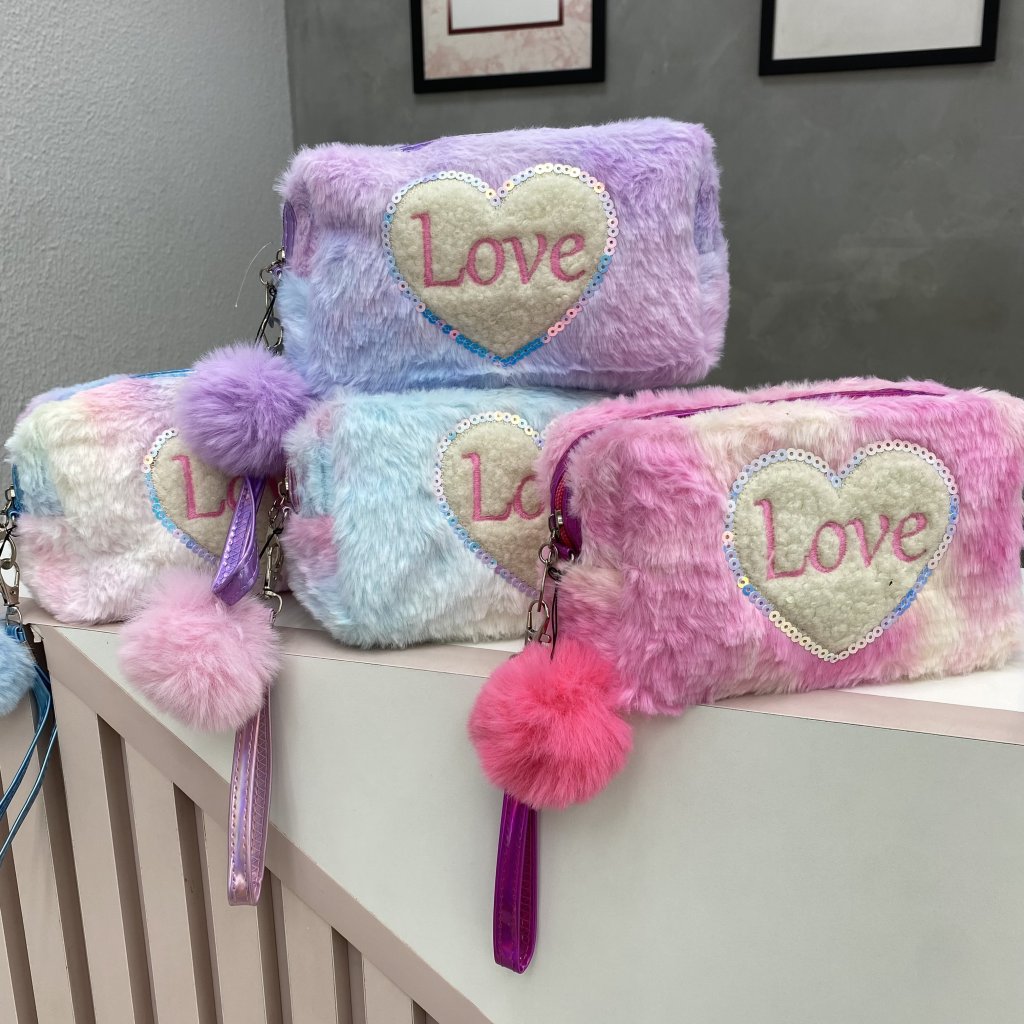 Necessaire Pelúcia Modelo Love (Coração) ✨ NEC0048