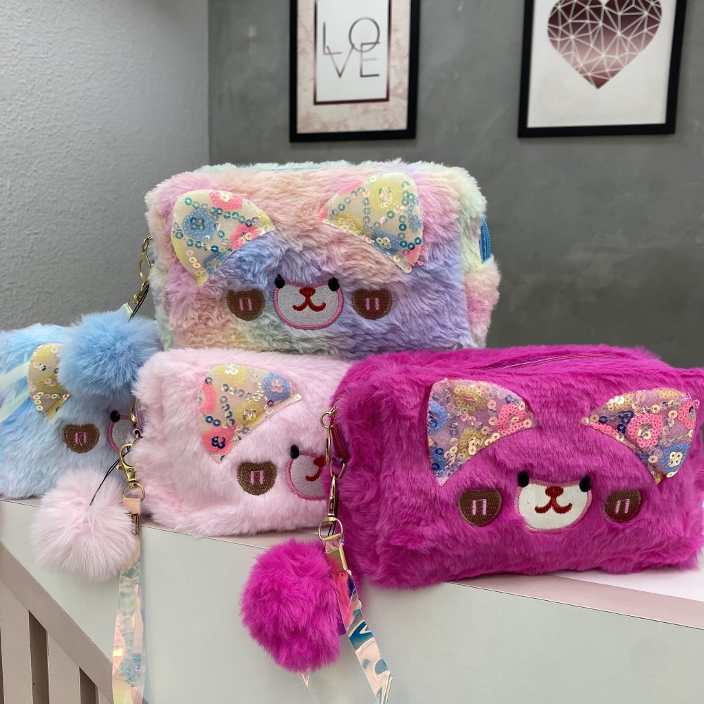Necessaire Pelúcia Modelo Urso (Orelha De Paetê Colorido) ✨ NEC0049