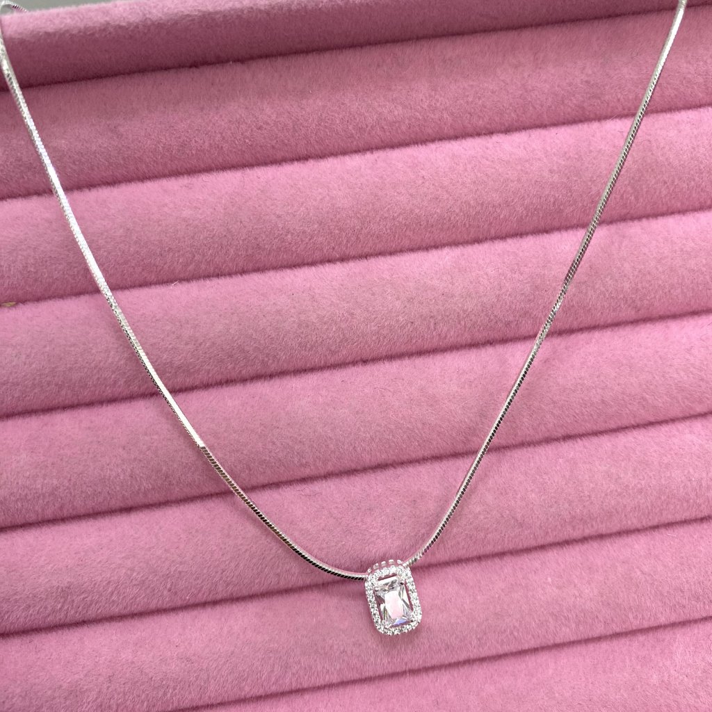 Gargantilha prata folheado fio liso e pingente quadrado pedra ✨